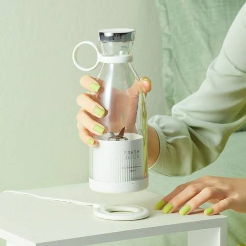 On-the-Go USB Juicer Cup for Healthy Lifestyles